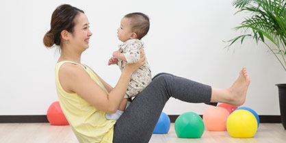 赤ちゃんを膝にのせるチャイルドボディセラピスト