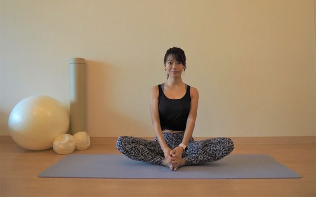 合せきのポーズで体側伸ばし