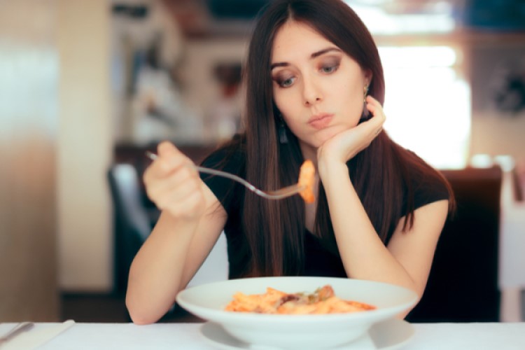 ヨガの前後に食事をしないようにする